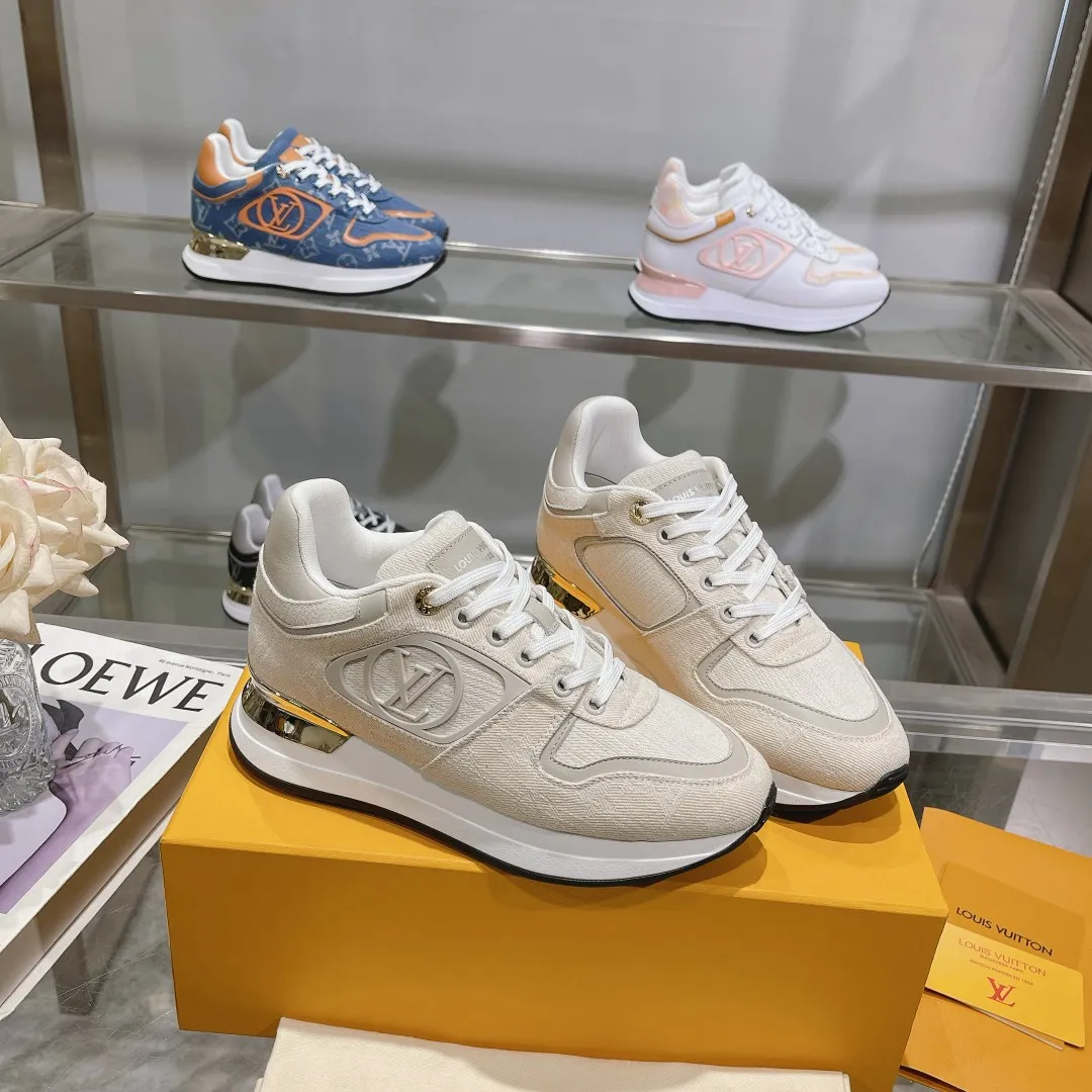 👟👟Ex-factory price 640👟👟 Men's size +10 Louis Vuitton's official website synchronizes the 2024 couple's models, this Neo Run Away sneakers are inspired by running shoes, integrating LV's iconic must-have shoes into the trend. This version is a 1:1 replica of the original version, reinterpreting Damier canvas with cow leather and mesh fabrics, highlighting its simple lines and unique wedge outsole. The main details include the LV initials on the side and the engraved gold heel stabilizer on the back plus a hidden insole. 2cm. Sizes 35-42, 39-46. Full package. High version. New and old customers are welcome to inquire.